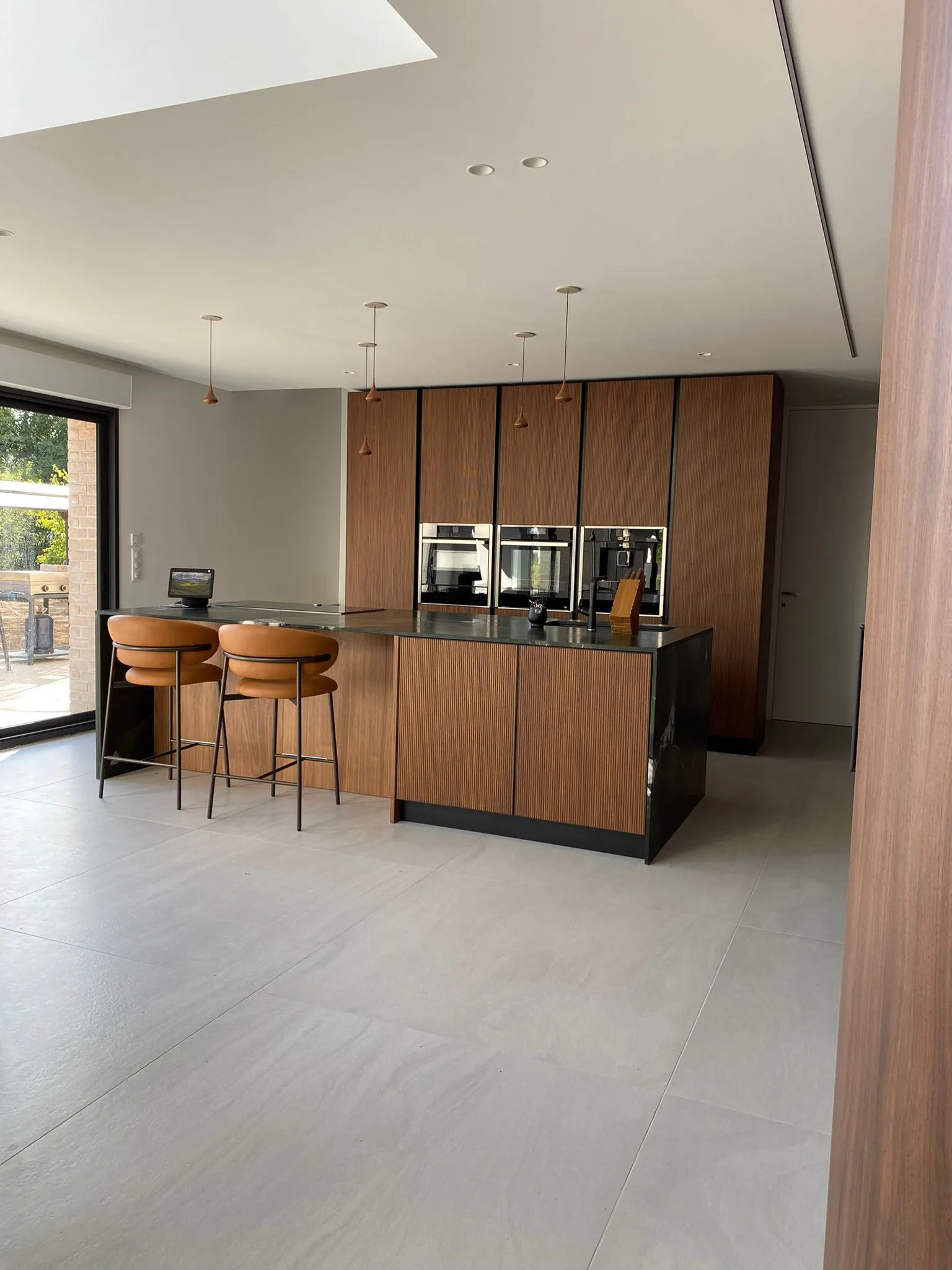 Cuisine ilot tabourets cuir cognac — Maison neuve, les Weppes, Les Weppes