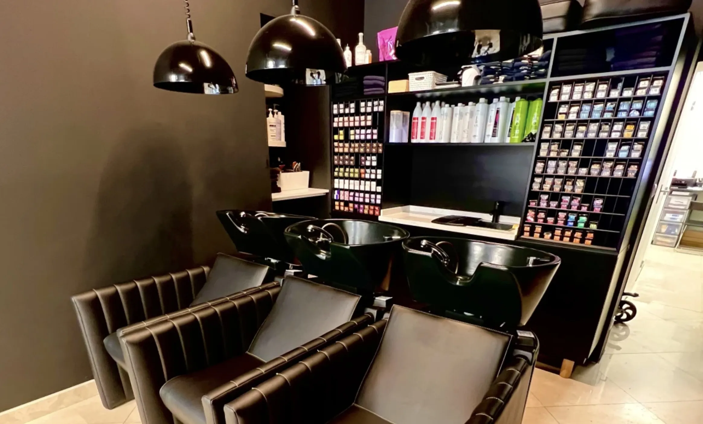 Bacs a shampoing mur produits — Salon de coiffure, Lille centre, Lille centre