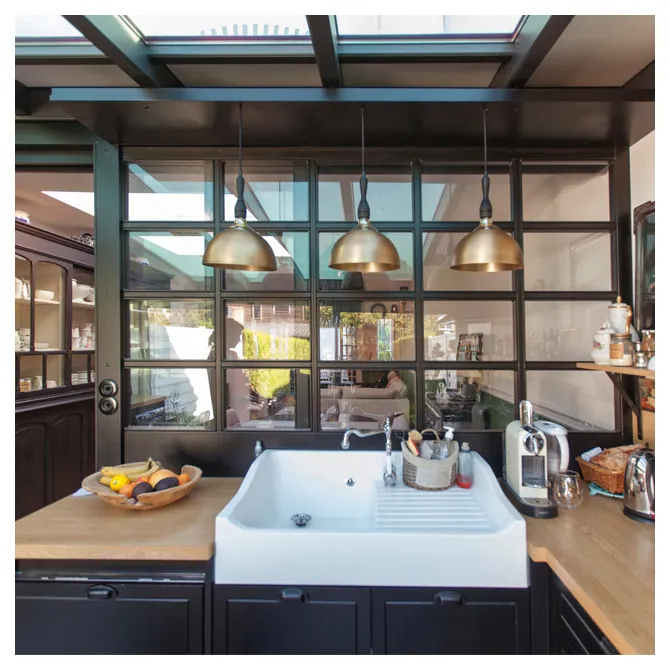 Cuisine sur mesure traditionnelle moderne noir verriere — Maison 1950, Saint-Maurice, Saint-Maurice