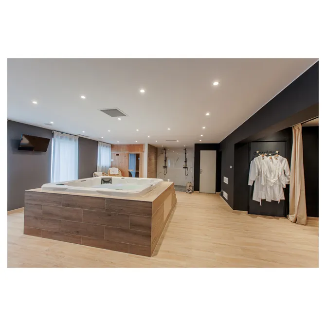 Spa privatif bassin emmarchement bois — Institut de beauté et spa