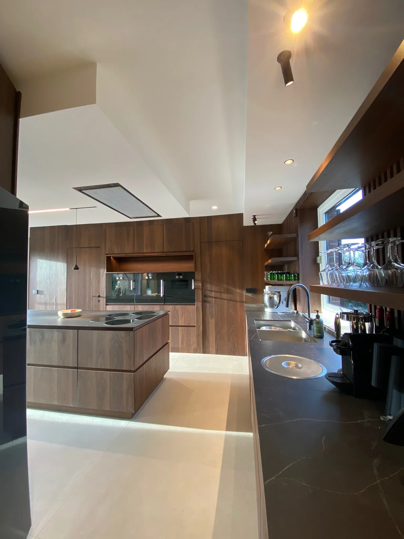 Cuisine luxe noyer ilot central noir — Maison à Bondues