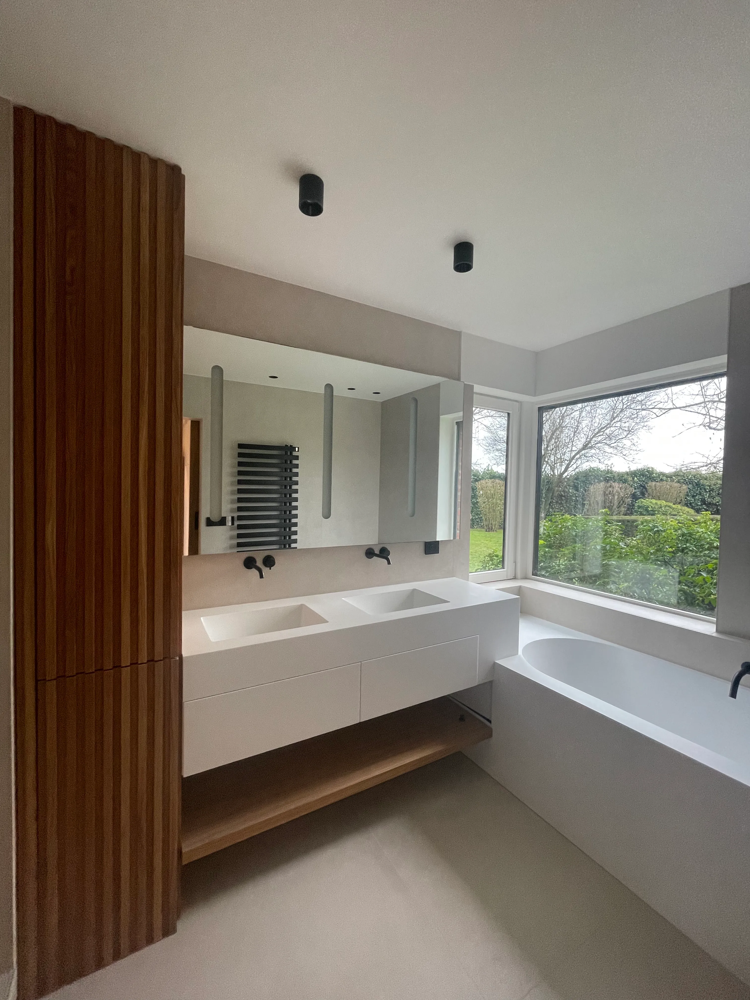 Detail salle bain corian noyer minimaliste — Maison à Bondues, Bondues