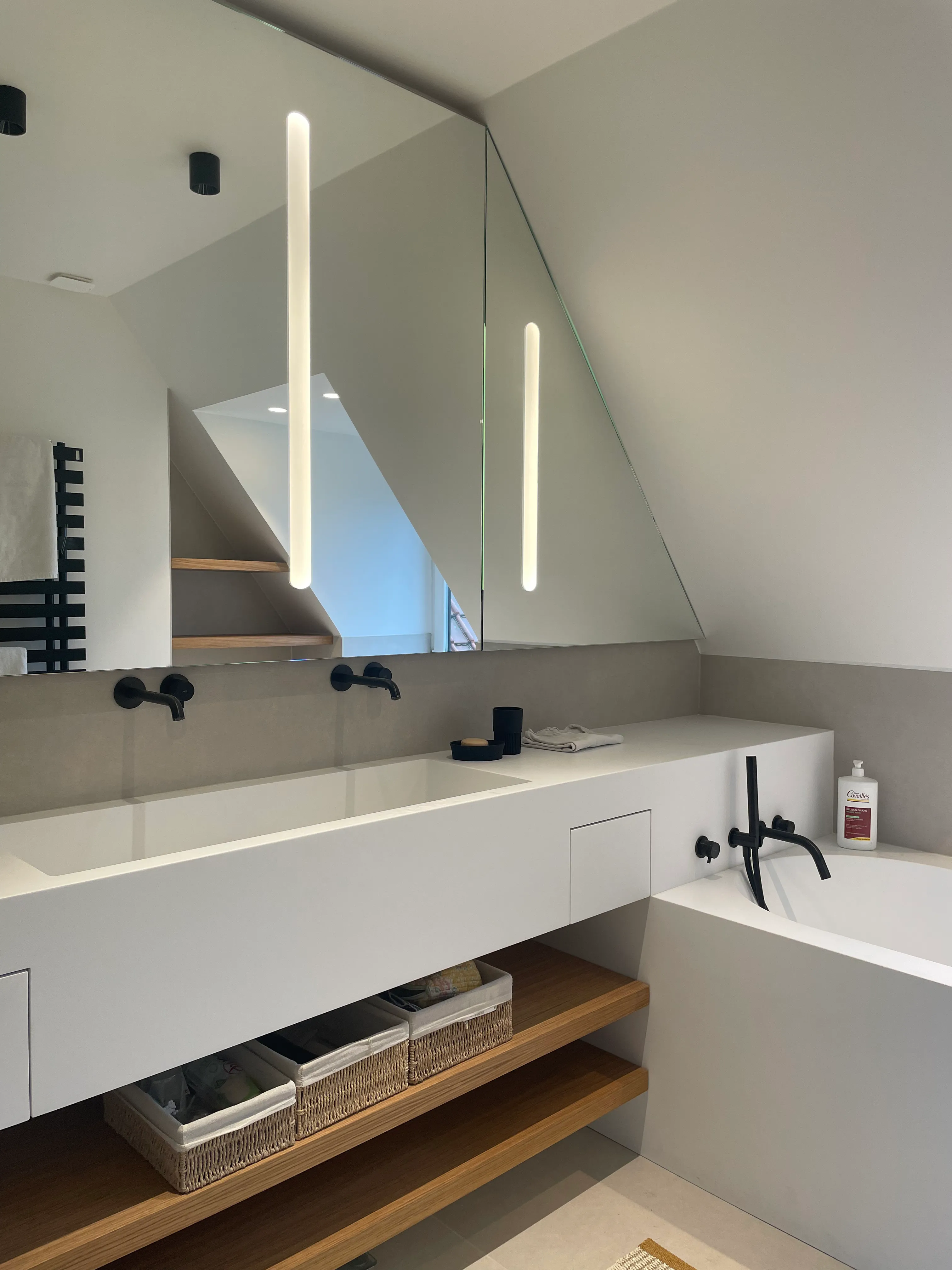 Detail salle bain sous pente corian minimaliste — Maison à Bondues, Bondues