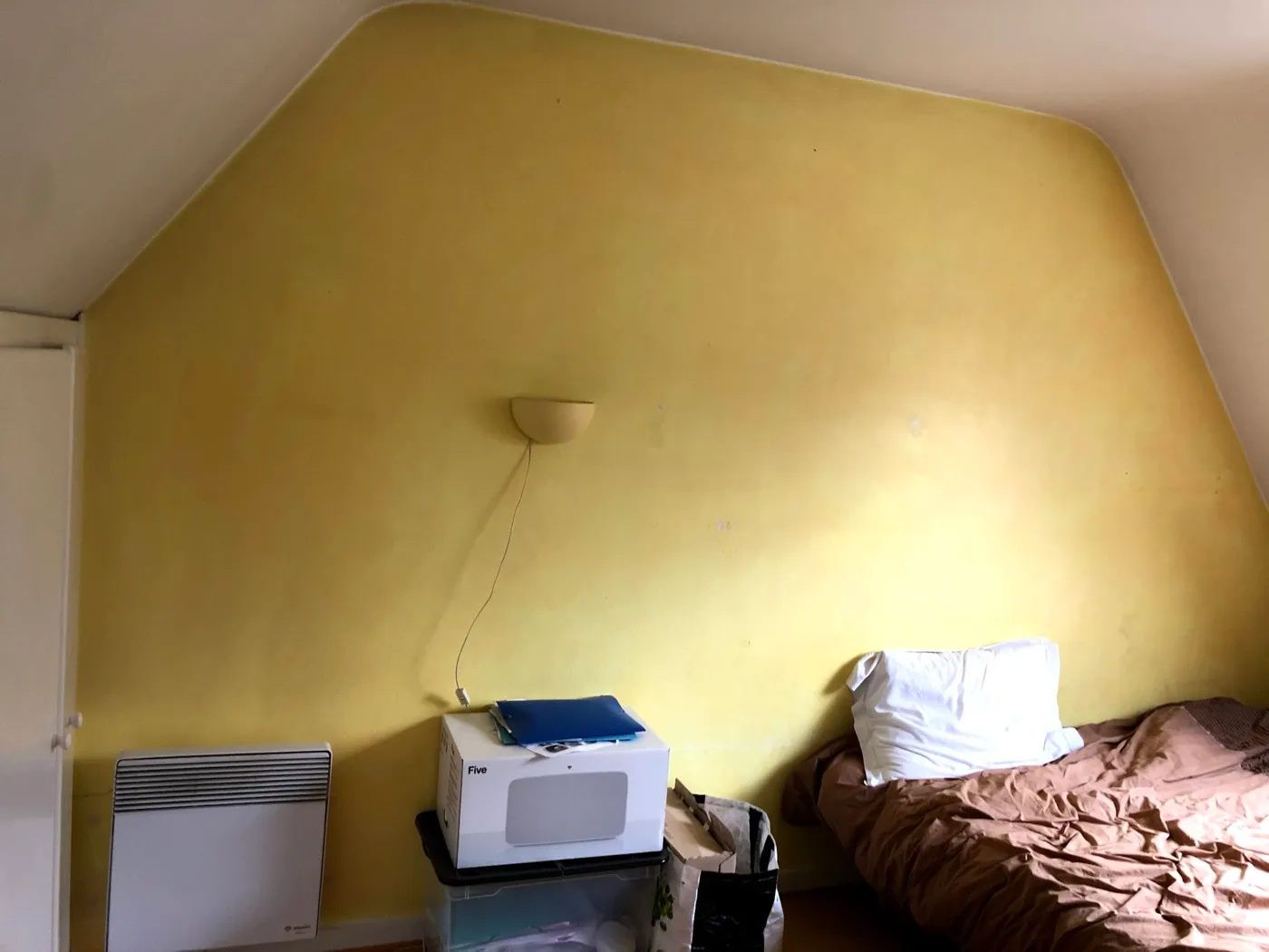 Avant travaux : Chambre murs jaunes — Aile de maison, Croix, Croix
