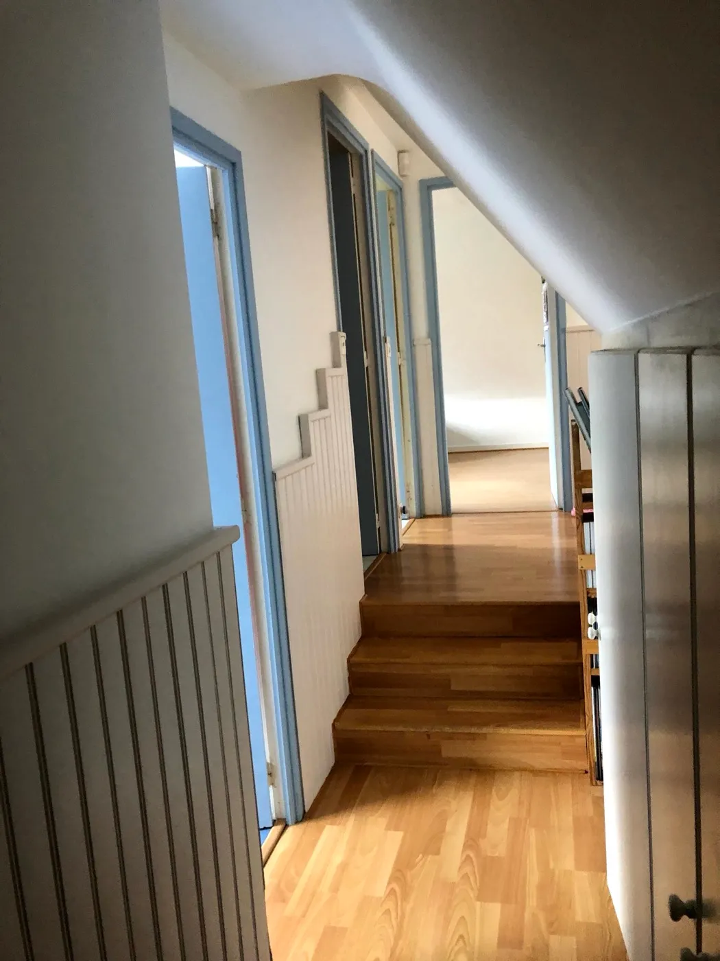 Avant travaux : Palier vue couloir — Aile de maison, Croix, Croix