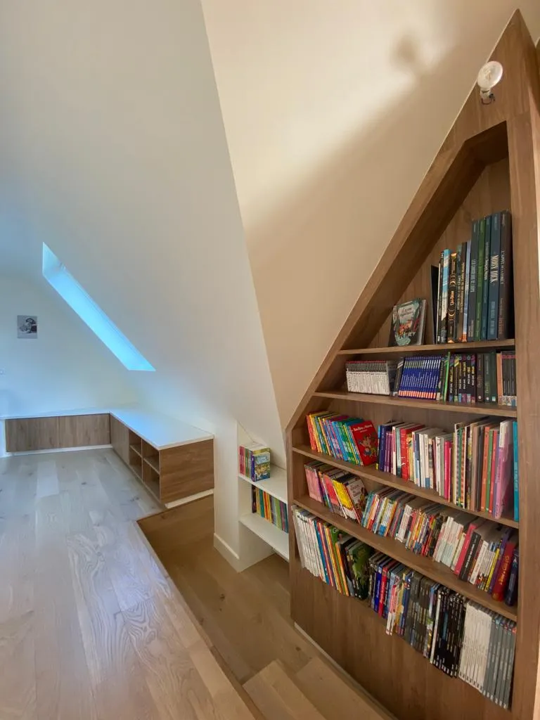 Bibliotheque sous rampant escalier — Aile de maison, Croix