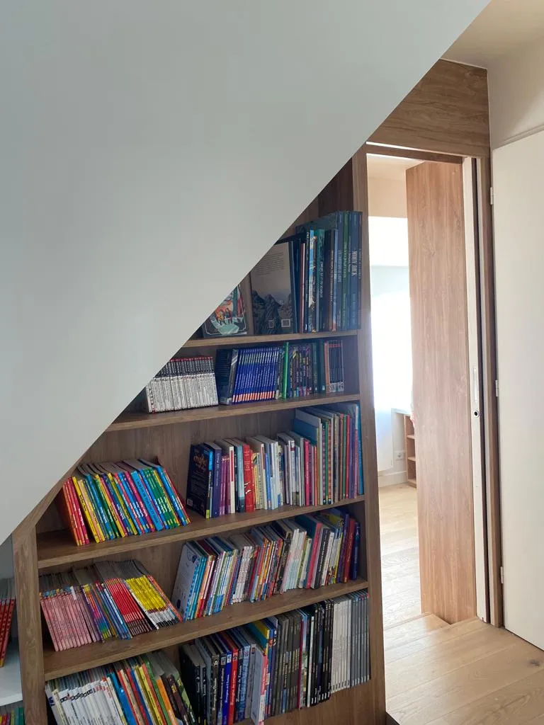Bibliotheque sous rampant vue palier — Aile de maison, Croix, Croix