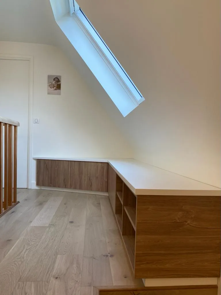 Bureau sur mesure sous velux — Aile de maison, Croix, Croix