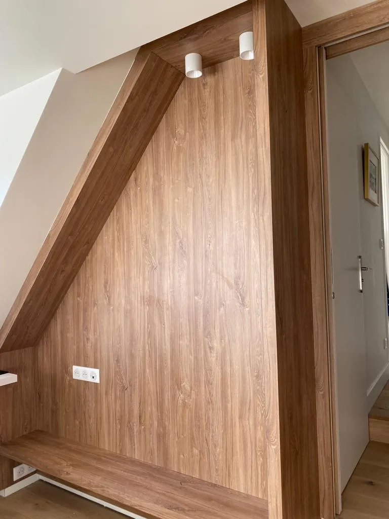 Habillage noyer banc integre — Aile de maison, Croix, Croix