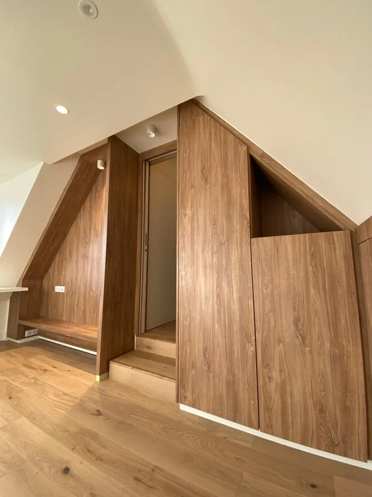 Rangements sous pente porte dissimulee — Aile de maison, Croix, Croix
