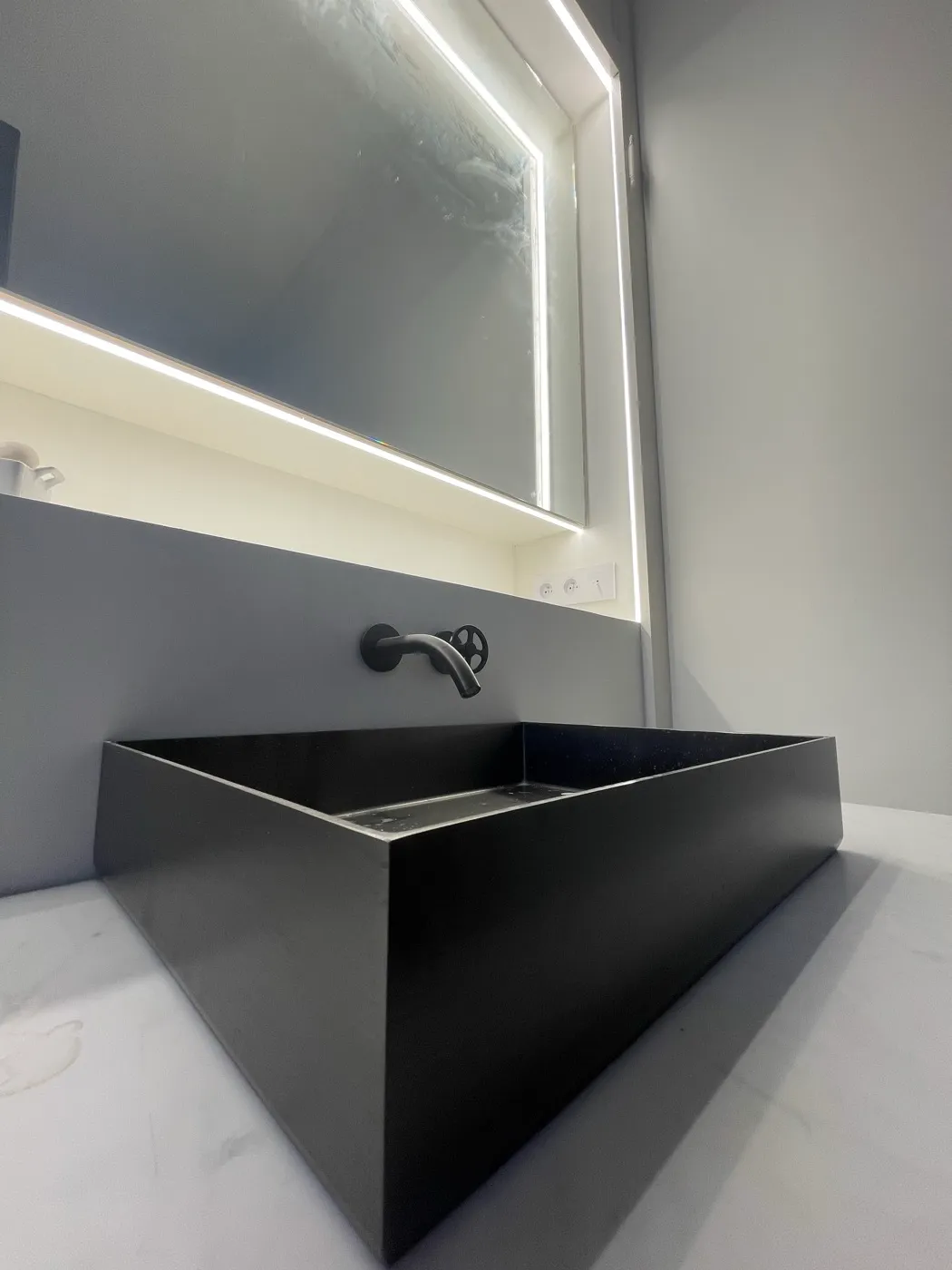 Detail vasque noire monolithe — Maison 1930, Lambersart, Lambersart
