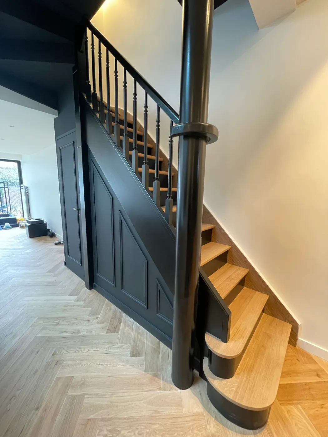Escalier habillage bleu nuit parquet chevrons — Maison 1930, Lambersart, Lambersart