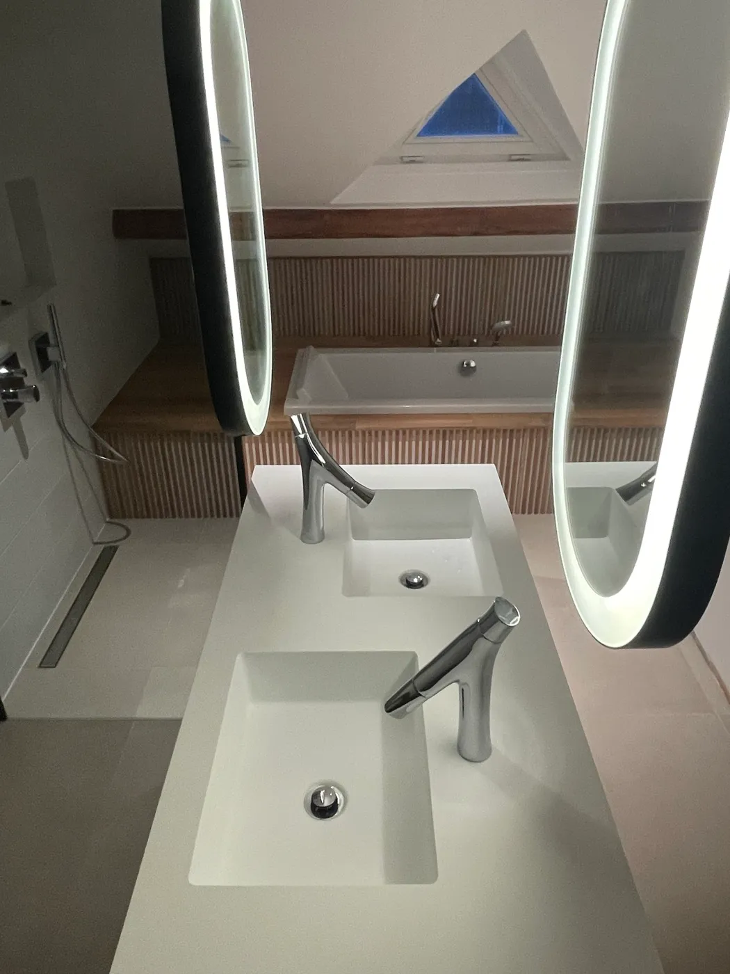 Baignoire encastree cannelures bois — Salle de bain, Lille Saint-Maurice, Lille Saint-Maurice