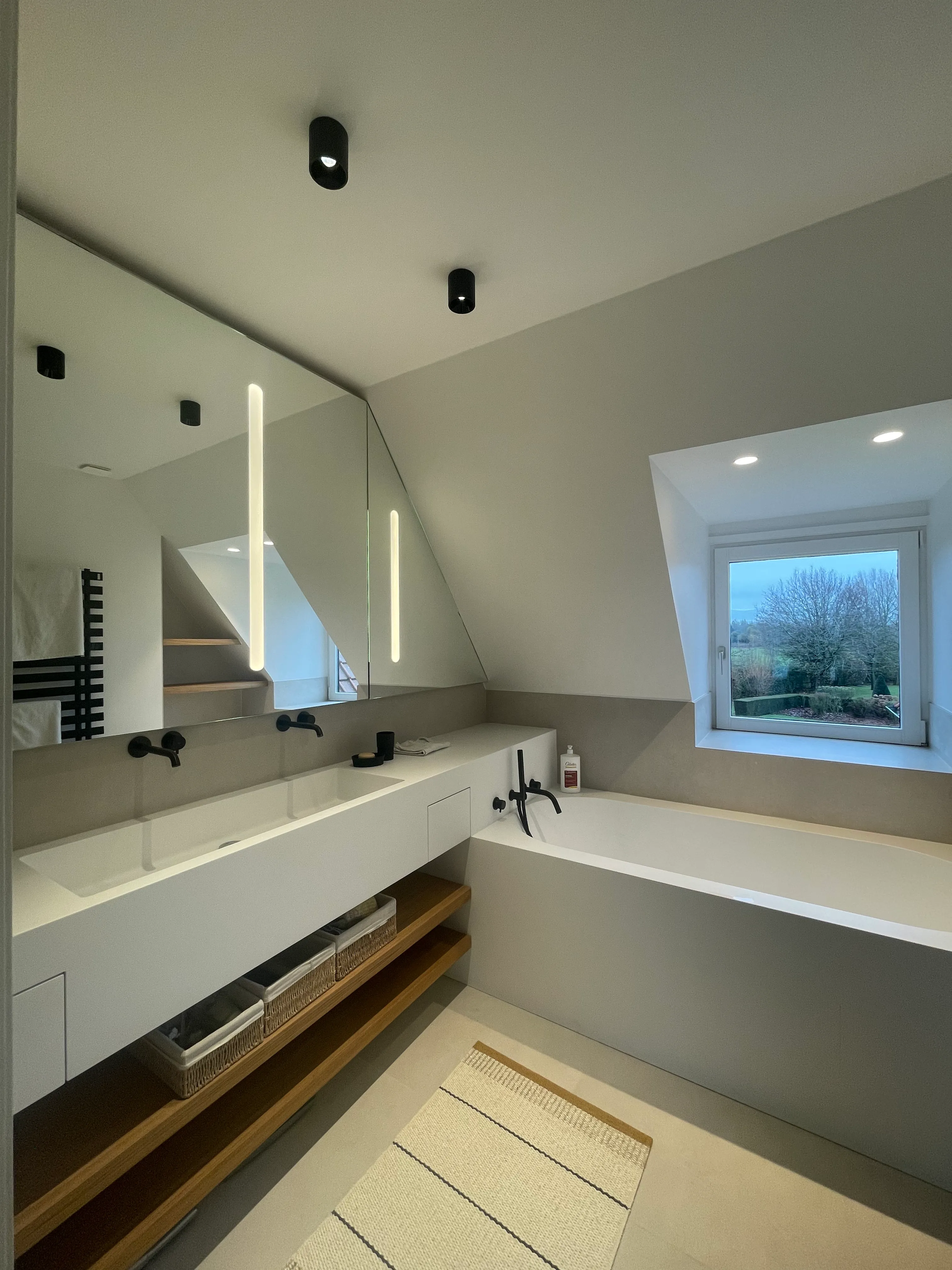 Moderne sous pente miroir lumineux — Maison à Bondues, Bondues
